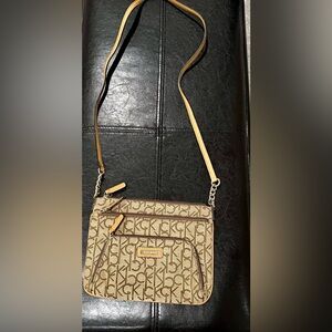 Calvin Klein cross body purse. Only used 2x. Excellent condition.